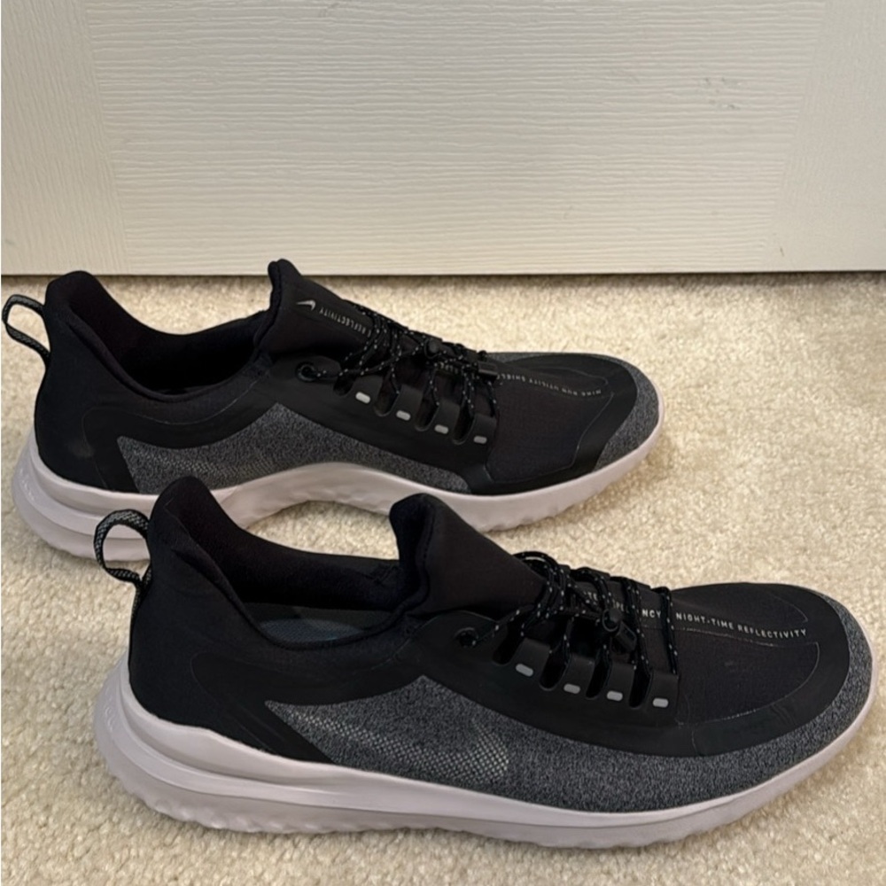 Waterproof Nike Black and White Athletic Shoes - Picture 4 of 6